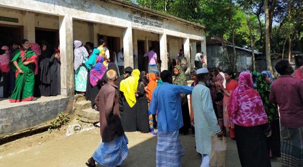 ভোটগ্রহণ চলছে