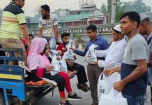 মহাসড়কে ইফতার সামগ্রী বিতরণ করলেন ইউএনও