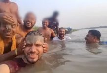 শৈশবে ফিরে গেলেন মাশরাফি, নদীতে বন্ধুদের সঙ্গে কাঁদা মাখামাখি